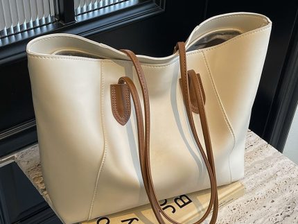 Trocadero Messenger Bag